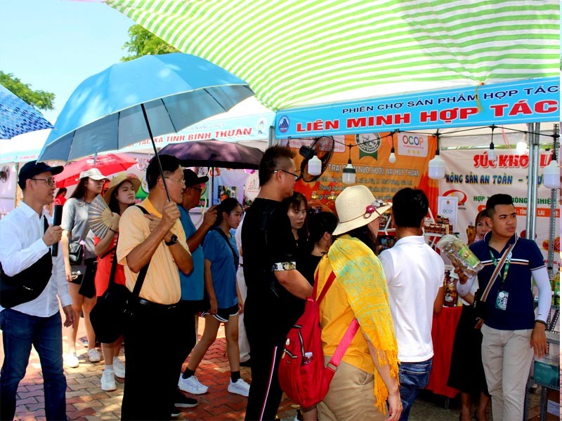 Đông đảo du khách tham quan, tìm hiểu các sản phẩm trưng bày tại phiên chợ Đông đảo du khách tham quan, tìm hiểu các sản phẩm trưng bày tại phiên chợ