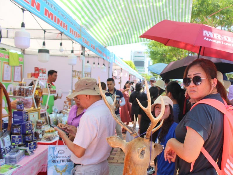 Du khách nước ngoài quan tâm tìm hiểu các sản phẩm chất lượng trưng bày. Du khách nước ngoài quan tâm tìm hiểu các sản phẩm chất lượng trưng bày.