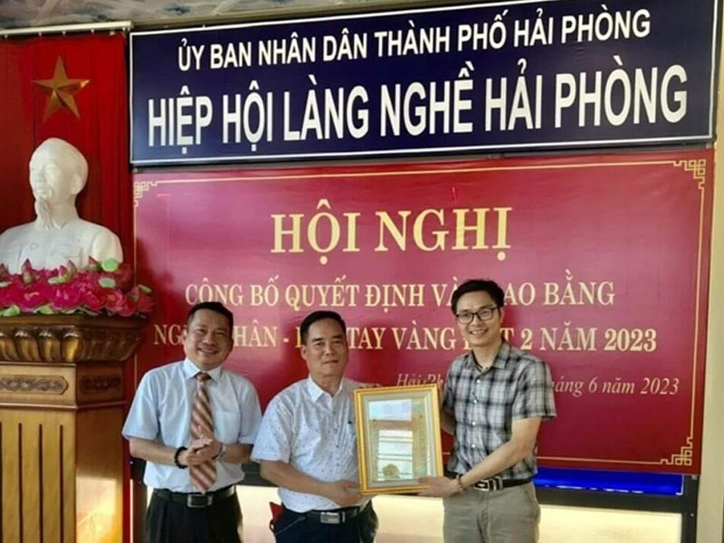 Nghệ nhân đam mê chế tác tranh tường phù điêu nghệ thuật