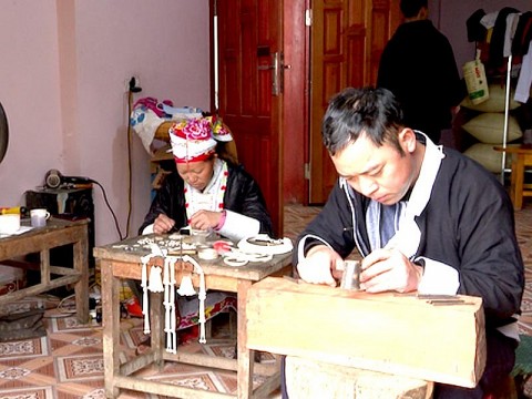 Nghề chạm bạc của đồng bào Dao đỏ