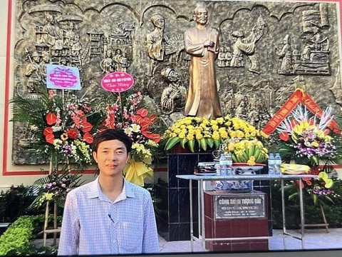 Nghệ nhân đam mê chế tác tranh tường phù điêu nghệ thuật