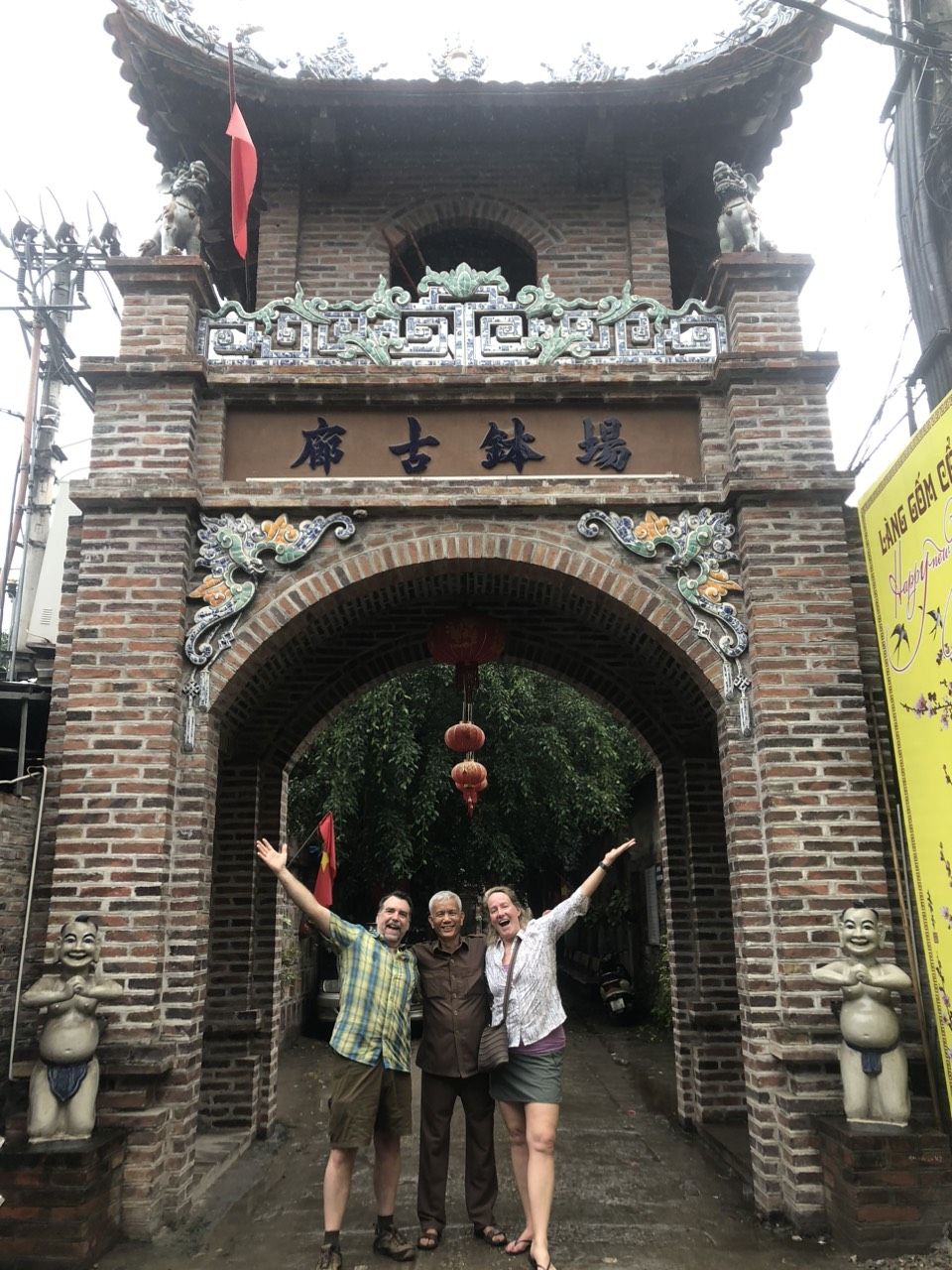 Ông Phùng Văn Hữu (đứng giữa) cùng du khách nước ngoài tham quan Bát Tràng. 