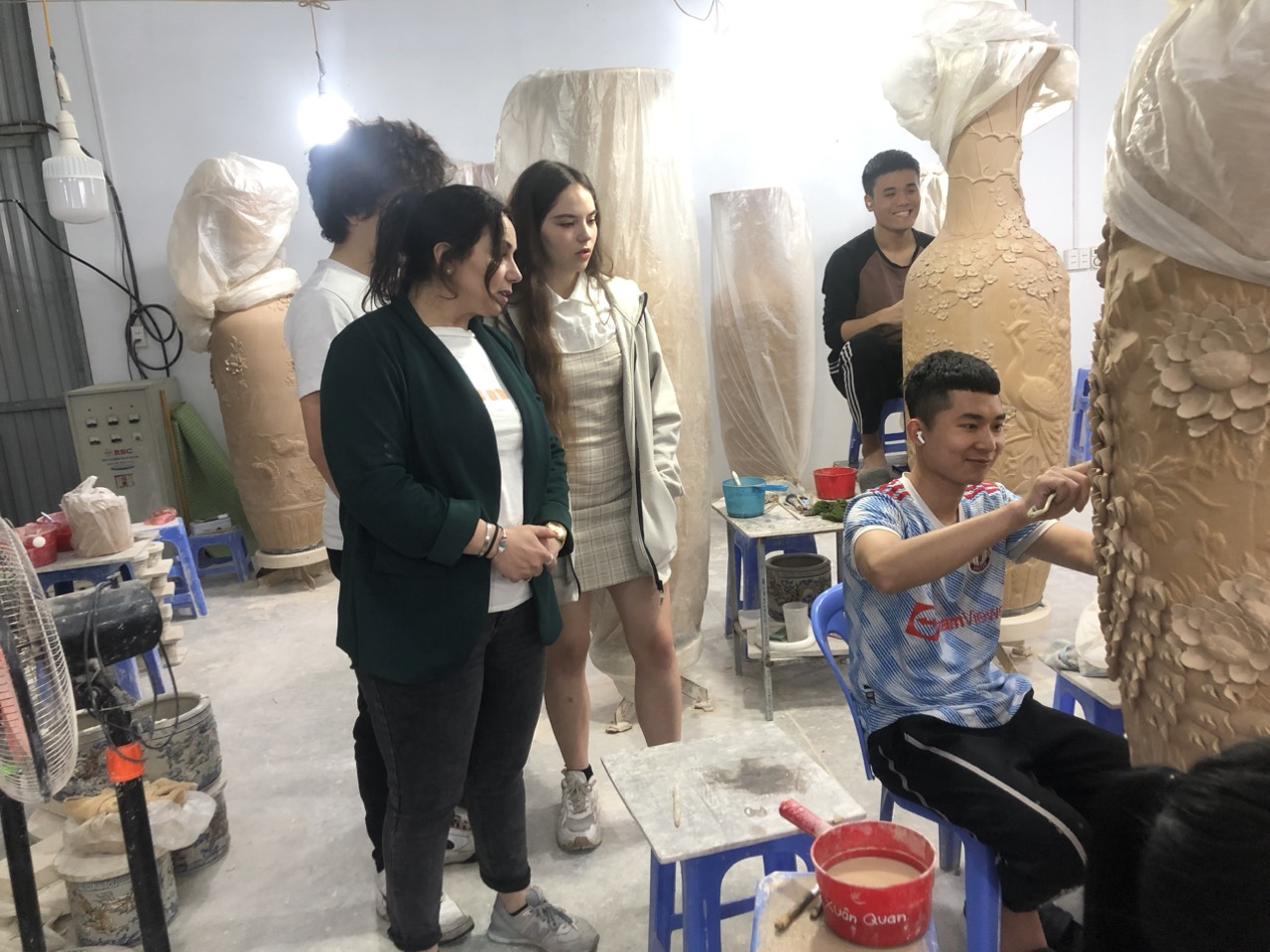 Du khách trải nghiệm quy trình làm gốm tại Hợp tác xã Công nghiệp Sứ Hợp Lực.