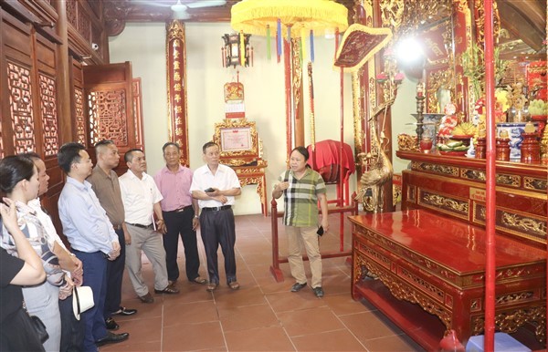 Làng nghề sơ chế thuốc Nam, thuốc Bắc, xã Ninh Hiệp có truyền thống lâu đời là một điểm đến hấp dẫn thu hút khách tham quan du lịch (Trong ảnh: Nhà thờ tổ nghề thuốc Nam thuốc Bắc) Làng nghề sơ chế thuốc Nam, thuốc Bắc, xã Ninh Hiệp có truyền thống lâu đời là một điểm đến hấp dẫn thu hút khách tham quan du lịch (Trong ảnh: Nhà thờ tổ nghề thuốc Nam thuốc Bắc)