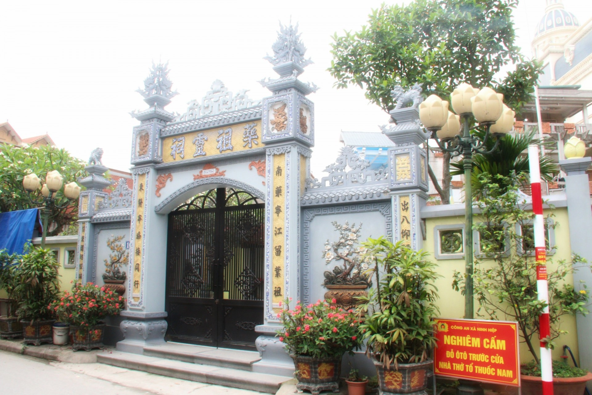 Nhà thờ tổ thuốc Nam, thuốc Bắc xã Ninh Hiệp. Nhà thờ tổ thuốc Nam, thuốc Bắc xã Ninh Hiệp.