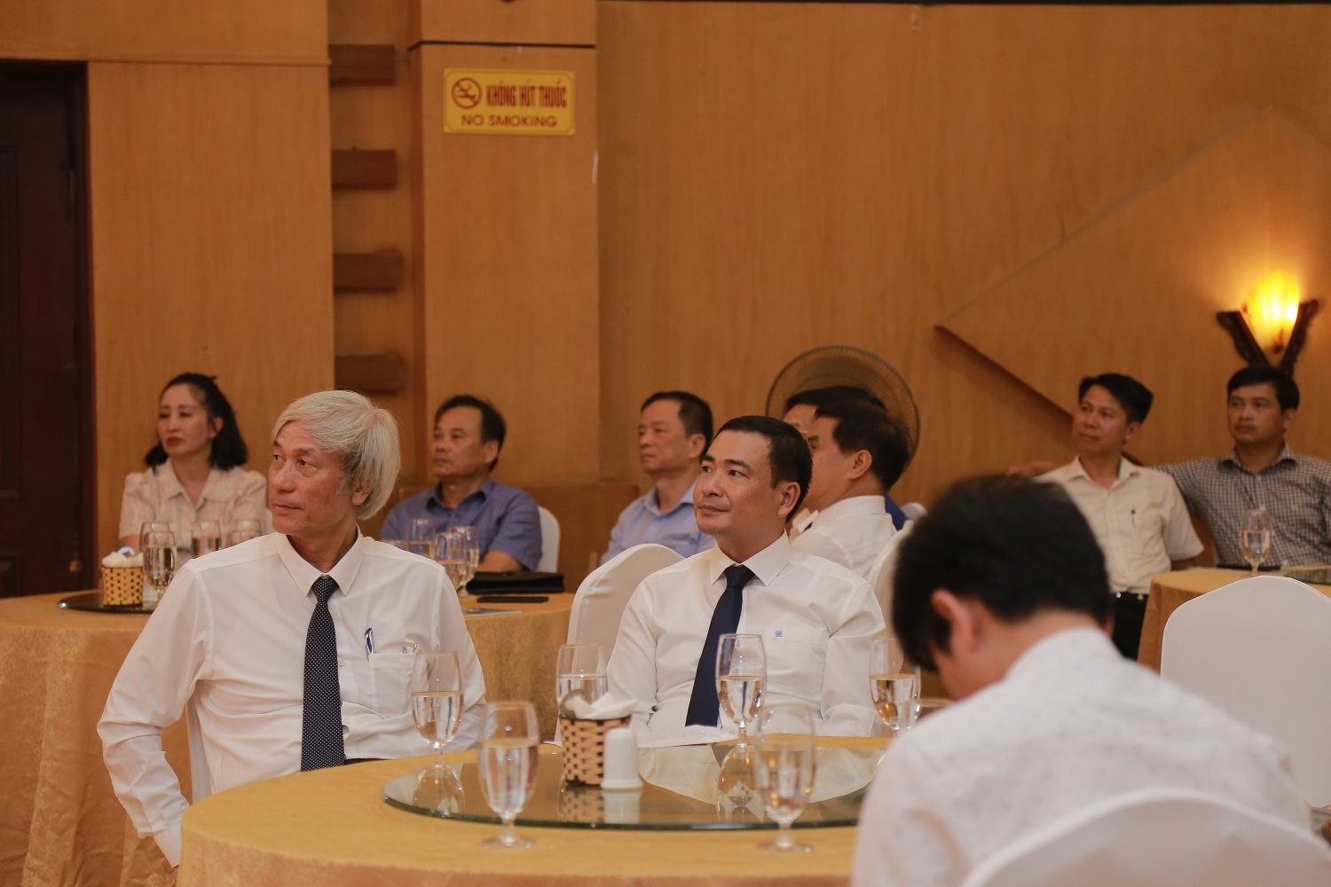 Ông Nguyễn Văn Toàn - Tổng biên tập Tạp chí điện tử Môi trường và Cuộc sống (bên phải) và ông Lê Hoài Châu - Trưởng văn phòng đại diện khu vực Bắc Trung Bộ của Tạp chí điện tử Môi trường và Cuộc sống (bên trái)