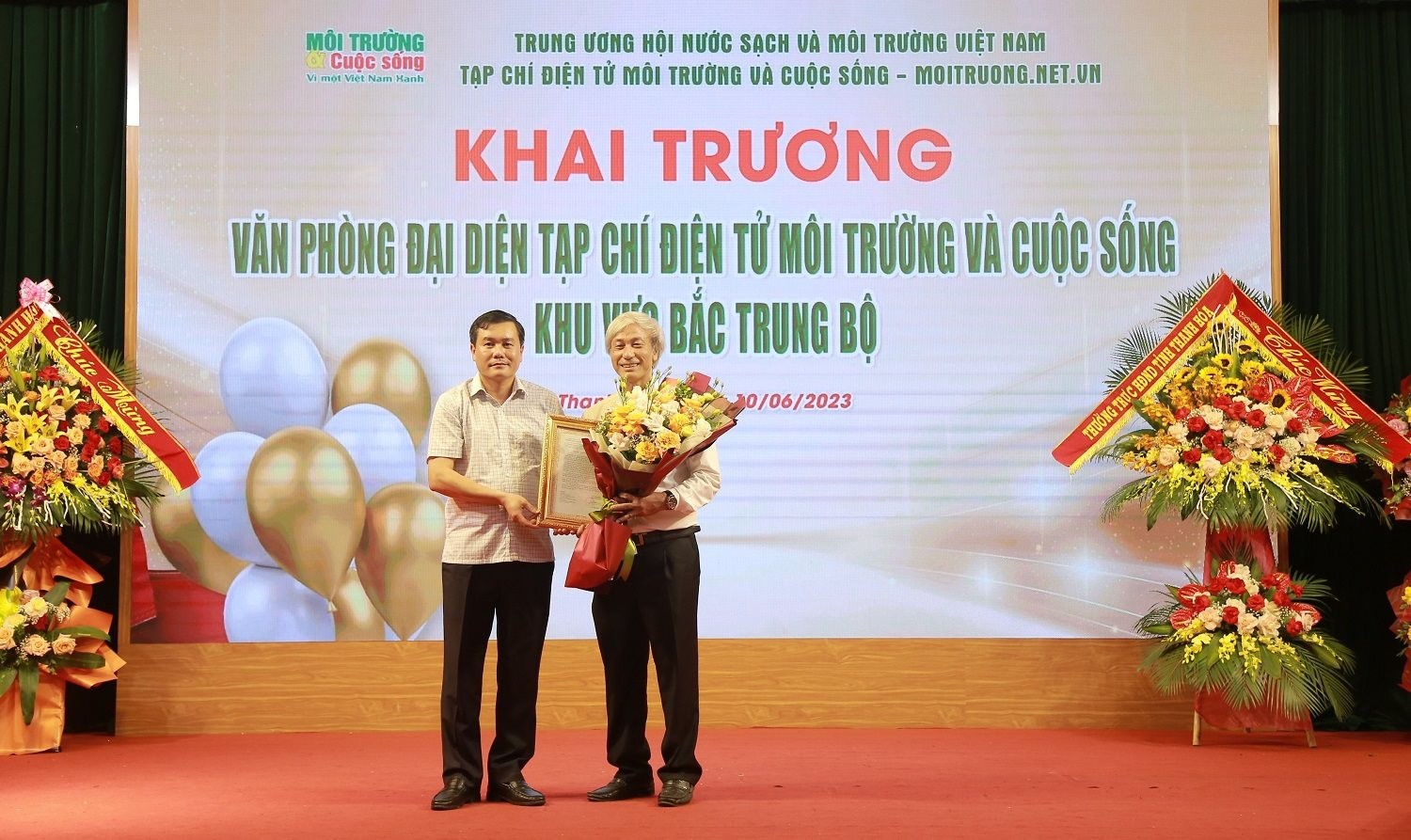 Ông Phạm Văn Tuấn - Phó Trưởng Ban Tuyên giáo tỉnh ủy Thanh Hóa lên tặng hoa chúc mừng khai trương văn phòng đại diện khu vực Bắc Trung Bộ của Tạp chí điện tử Môi trường và Cuộc sống tại Thanh Hóa.