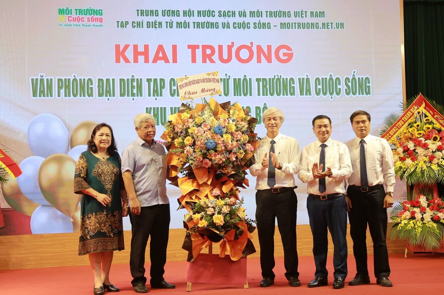 Hội Nước sạch và Môi trường Việt Nam tặng hoa chúc mừng Văn phòng đại diện khu vực Bắc Trung Bộ của Tạp chí điện tử Môi trường và Cuộc sống nhân dịp khai trương