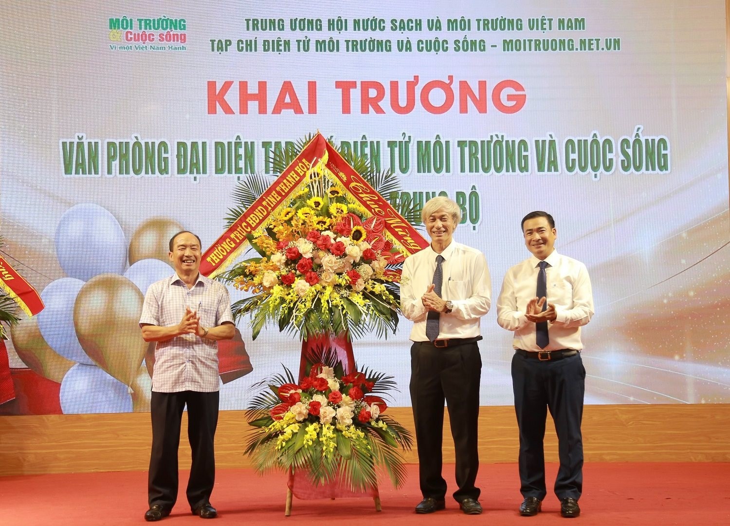 Thường trực HĐND tỉnh Thanh Hóa tặng hoa chúc mừng Văn phòng đại diện khu vực Bắc Trung Bộ của Tạp chí điện tử Môi trường và Cuộc sống nhân dịp khai trương