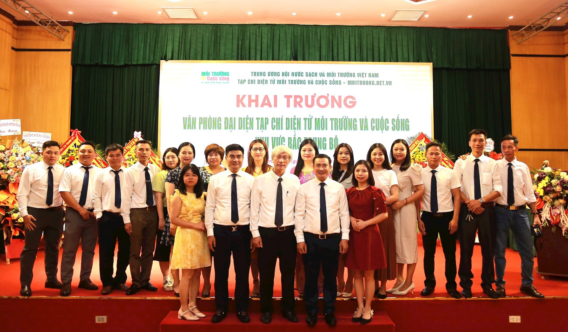 Tập thể cán bộ, phóng viên, biên tập viên của Tạp chí Môi trường và Cuộc sống chụp ảnh lưu niệm tại buổi khai trương