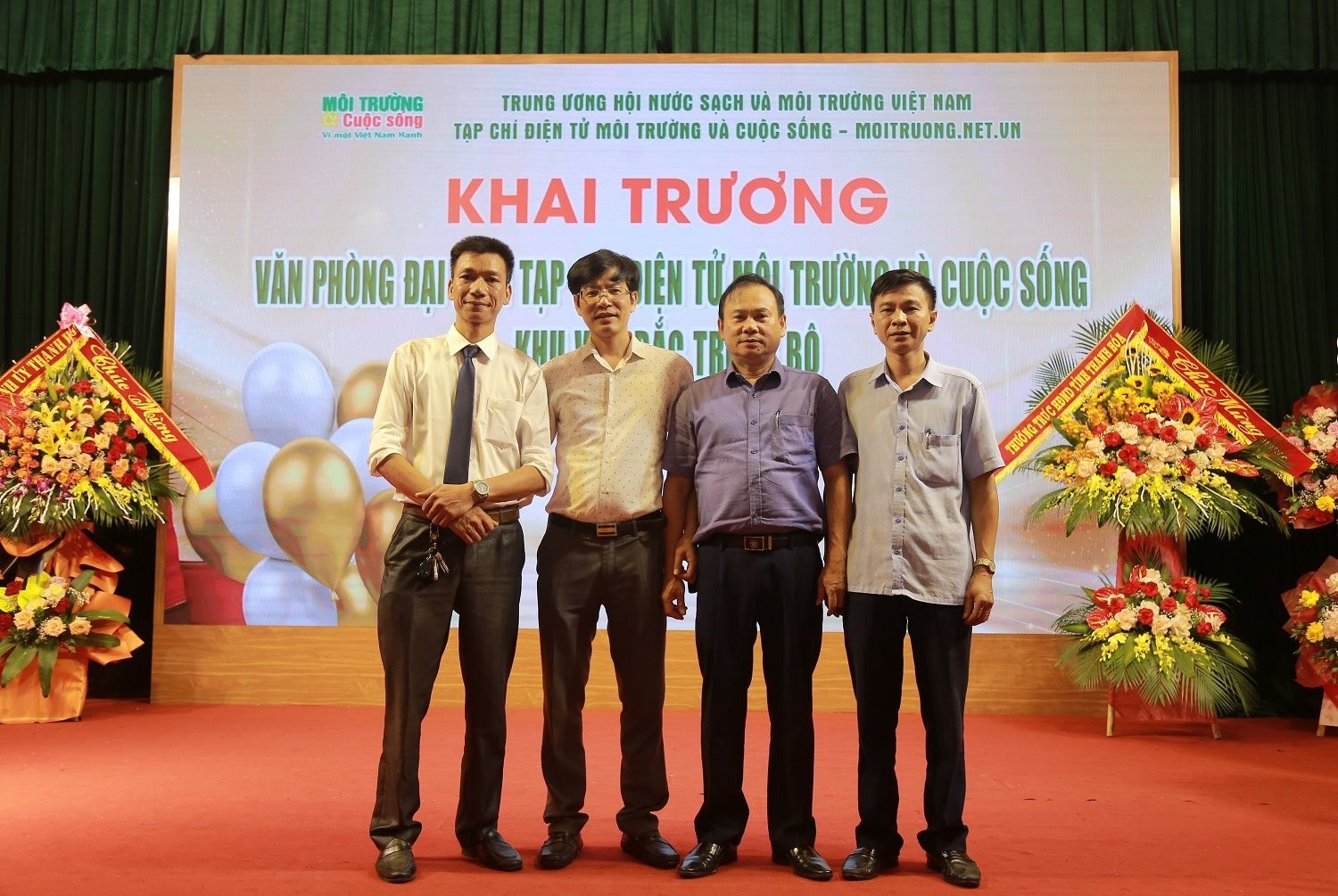 Các đại biểu, quý vị khách quý chụp ảnh lưu niệm tại buổi khai trương