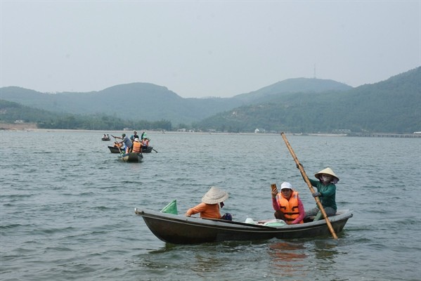 Chị em sống gần đầm An Khê có thu nhập từ chở du khách tham quan Chị em sống gần đầm An Khê có thu nhập từ chở du khách tham quan
