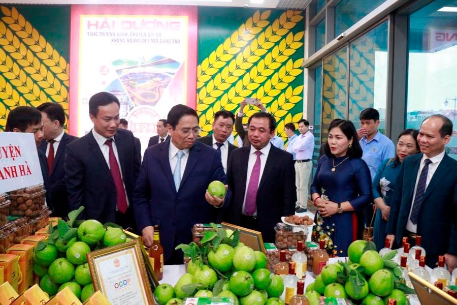 Thủ tướng Chính phủ Phạm Minh Chính tham quan gian hàng với các sản phẩm nông nghiệp đặc trưng, sản phẩm OCOP của tỉnh Hải Dương.