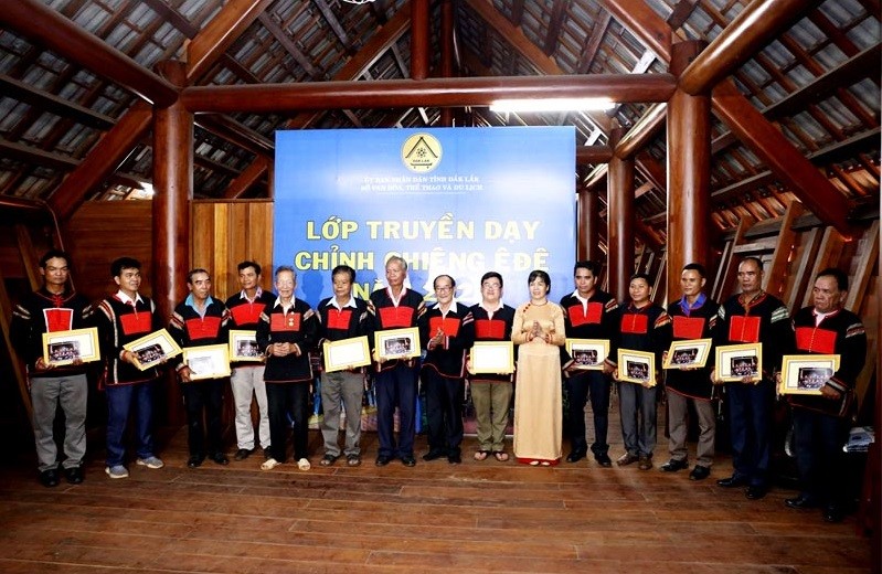 Phó Giám đốc Sở VHTT&DL tỉnh Đắk Lắk Nguyễn Thụy Phương Hiếu trao Giấy chứng nhận cho các học viên