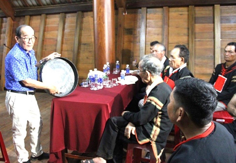 Nghệ sĩ Ưu tú Vũ Lân hướng dẫn kỹ năng chỉnh chiêng cho các nghệ nhân