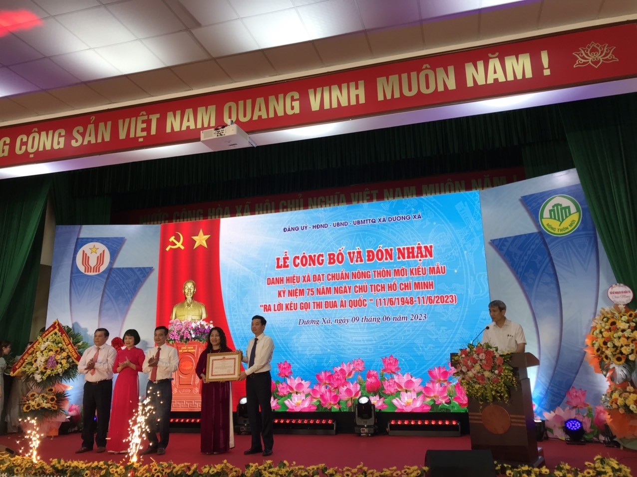 Ông Nguyễn Việt Hà- TUV, Bí thư Huyện ủy Gia Lâm trao bằng công nhận xã đạt chuẩn NTM kiểu mẫu cho lãnh đạo xã Dương Xá