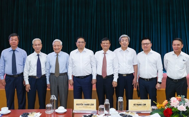 Thủ tướng chụp ảnh lưu niệm với các nhà báo lão thành, có thâm niên trong công tác - Ảnh: VGP/Nhật Bắc Thủ tướng chụp ảnh lưu niệm với các nhà báo lão thành, có thâm niên trong công tác - Ảnh: VGP/Nhật Bắc