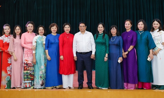 Thủ tướng chụp ảnh lưu niệm cùng các đại biểu - Ảnh: VGP/Nhật Bắc Thủ tướng chụp ảnh lưu niệm cùng các đại biểu - Ảnh: VGP/Nhật Bắc