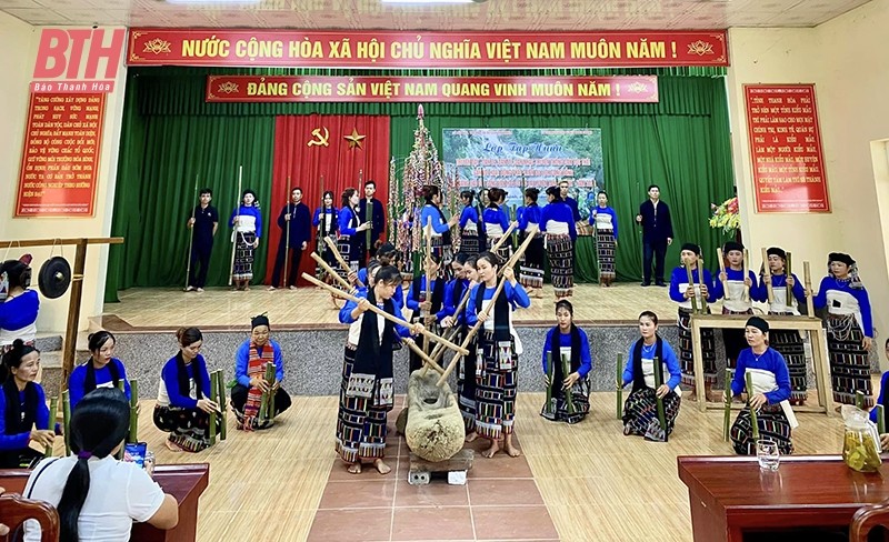 Các học viên thực hành kỹ năng bảo tồn, phát huy dân ca, dân vũ của đồng bào dân tộc Thái Các học viên thực hành kỹ năng bảo tồn, phát huy dân ca, dân vũ của đồng bào dân tộc Thái