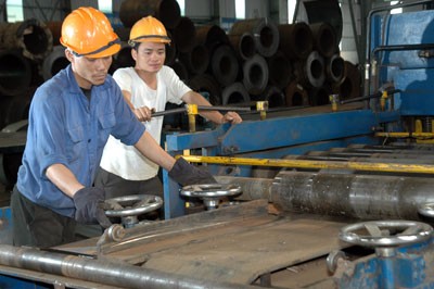 Sản xuất tại làng nghề kim khí Phùng Xá, huyện Thạch Thất Sản xuất tại làng nghề kim khí Phùng Xá, huyện Thạch Thất