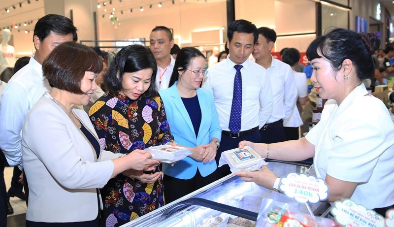 Phó Bí thư Thường trực Thành ủy Hà Nội Nguyễn Thị Tuyến tham quan các gian hàng tại hội chợ. Phó Bí thư Thường trực Thành ủy Hà Nội Nguyễn Thị Tuyến tham quan các gian hàng tại hội chợ.