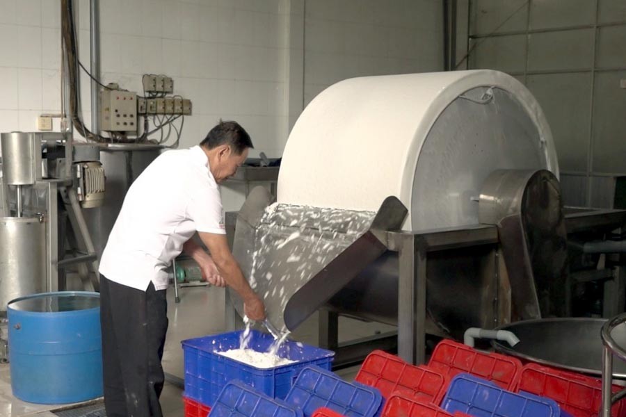 Trước đây, các hộ gia đình làm hàng theo phương pháp thủ công nay đã được cơ giới hóa Trước đây, các hộ gia đình làm hàng theo phương pháp thủ công nay đã được cơ giới hóa