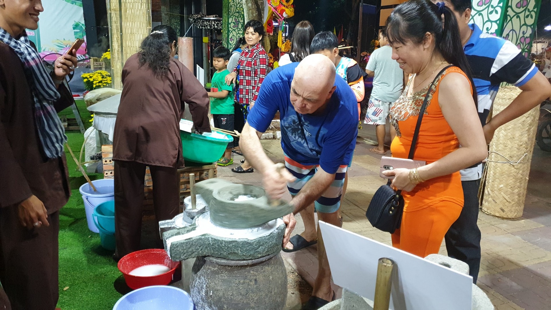 Khu trưng bày những dụng cụ, công cụ sản xuất bột từ thời xa xưa giúp mọi người tới thăm có điều kiện trải nghiệm và hiểu thêm về quá trình phát triển của làng bột trăm tuổi này Khu trưng bày những dụng cụ, công cụ sản xuất bột từ thời xa xưa giúp mọi người tới thăm có điều kiện trải nghiệm và hiểu thêm về quá trình phát triển của làng bột trăm tuổi này