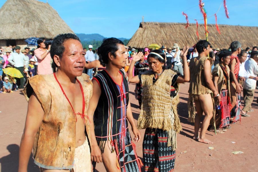 Người Cơ Tu trình diễn trang phục bằng vỏ cây Người Cơ Tu trình diễn trang phục bằng vỏ cây