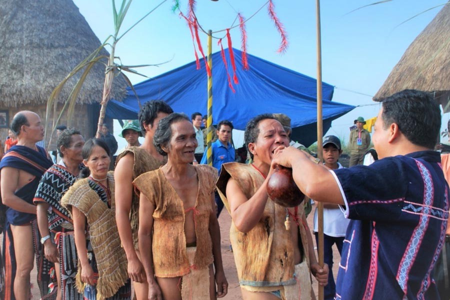 Người Cơ Tu trình diễn trang phục bằng vỏ cây Người Cơ Tu trình diễn trang phục bằng vỏ cây