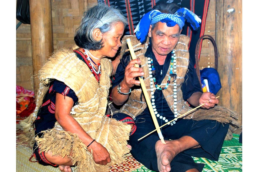 Cố nghệ nhân Alăng Avel mặc áo vỏ cây cùng bạn gái chơi đàn Abel. Cố nghệ nhân Alăng Avel mặc áo vỏ cây cùng bạn gái chơi đàn Abel.