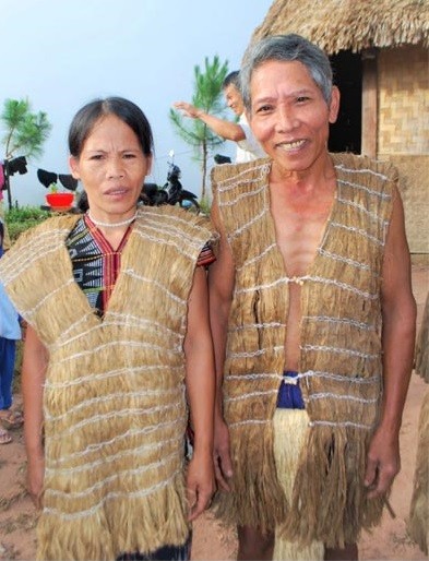 Đôi nam, nữ mặc áo vỏ cây Đôi nam, nữ mặc áo vỏ cây