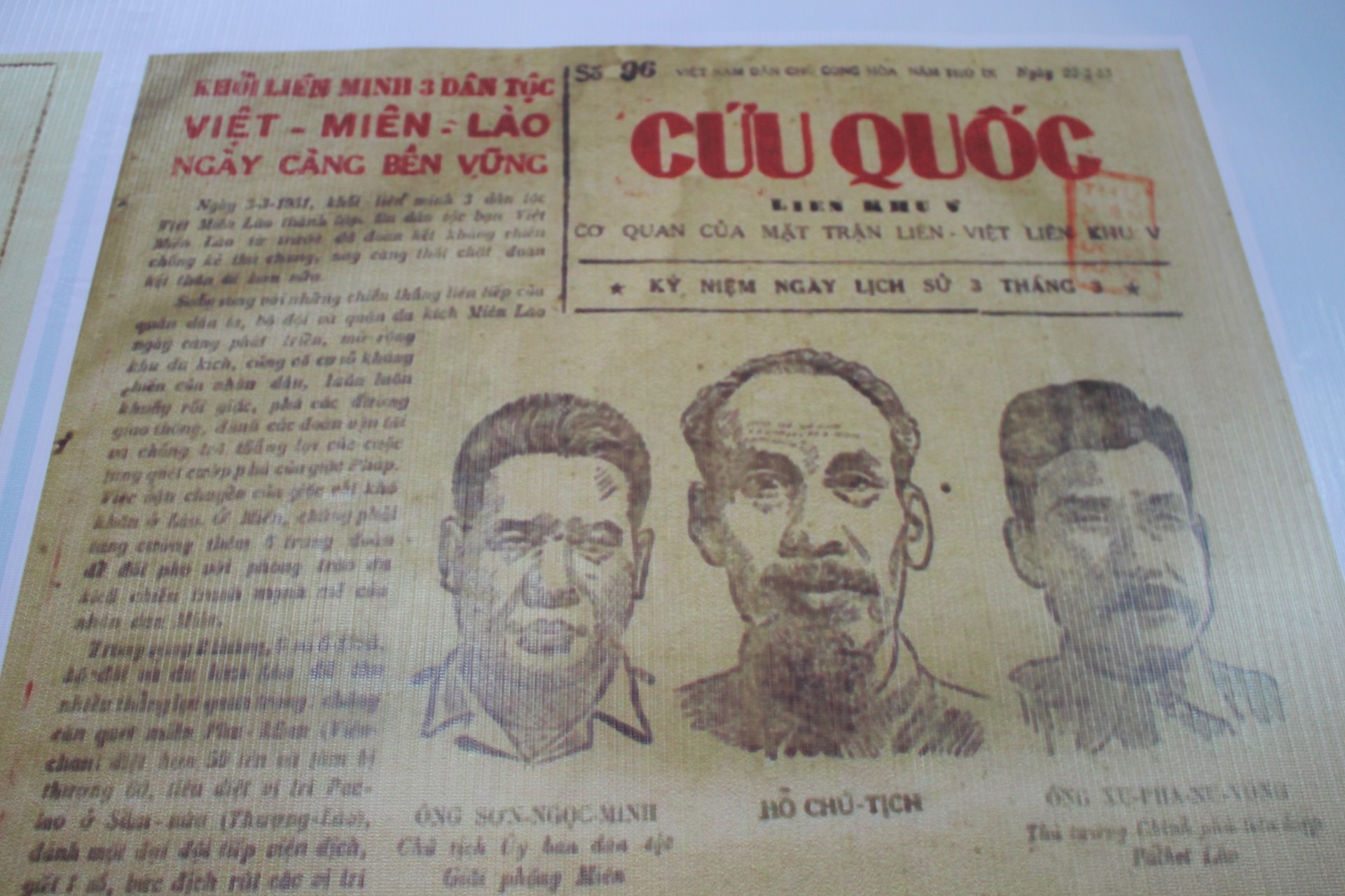 Báo Cứu Quốc - cơ quan của Mặt trận Liên - Việt Liên khu V in chân dung Hồ Chủ tịch. Báo Cứu Quốc - cơ quan của Mặt trận Liên - Việt Liên khu V in chân dung Hồ Chủ tịch.