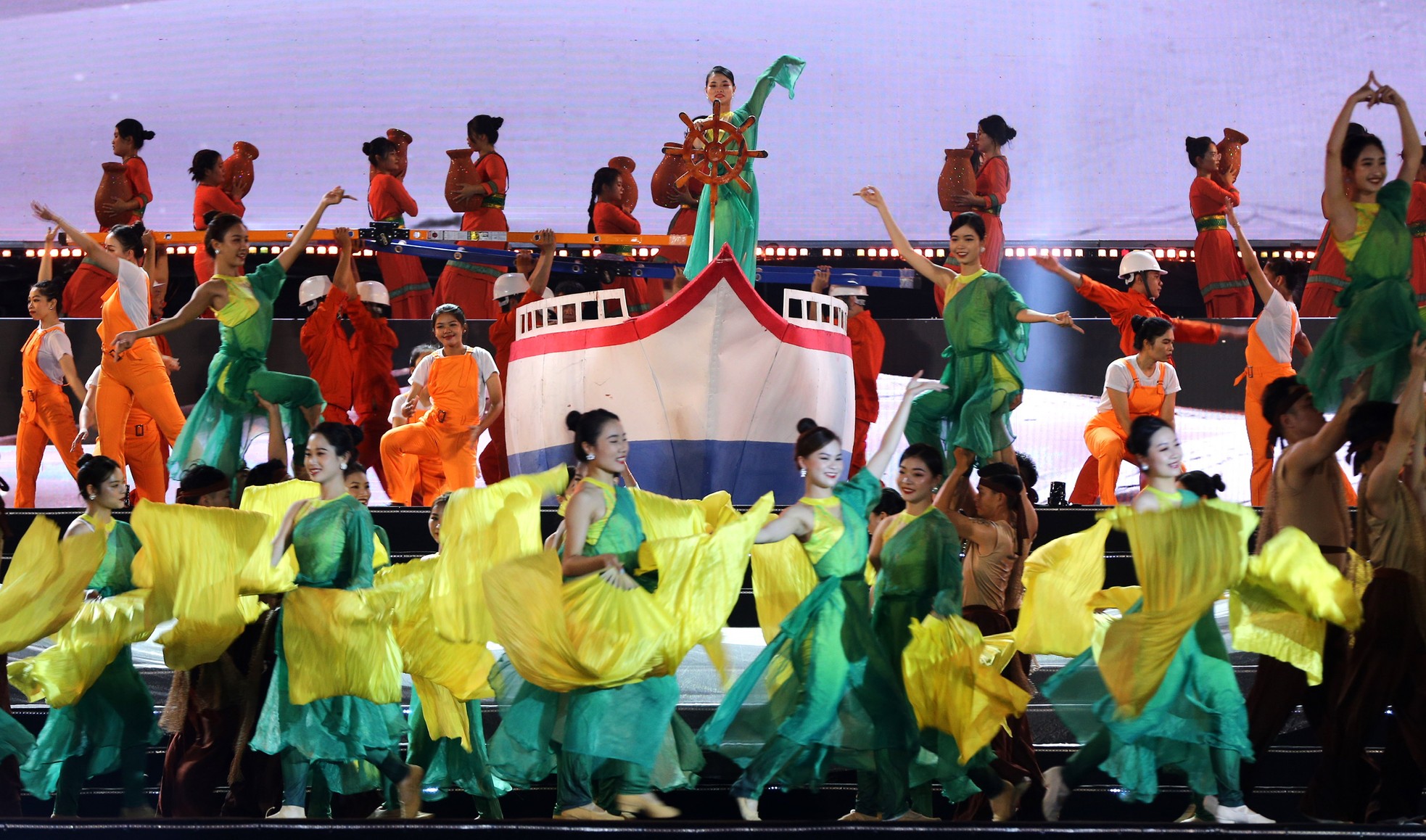 Chủ tịch nước V&otilde; Văn Thưởng thăm b&agrave; con l&agrave;ng gốm B&agrave;u Tr&uacute;c ảnh 7