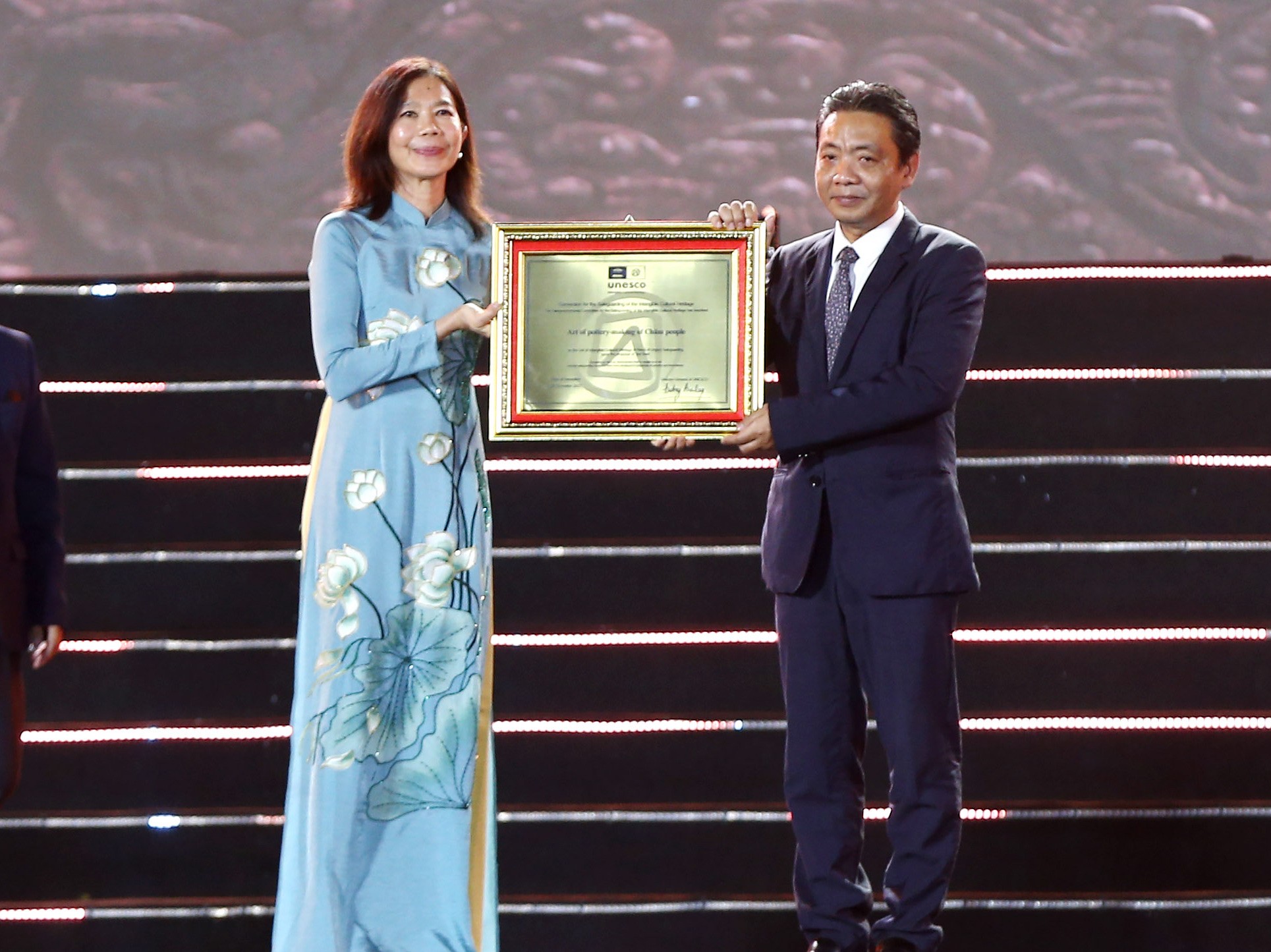 Chủ tịch nước V&otilde; Văn Thưởng thăm b&agrave; con l&agrave;ng gốm B&agrave;u Tr&uacute;c ảnh 4