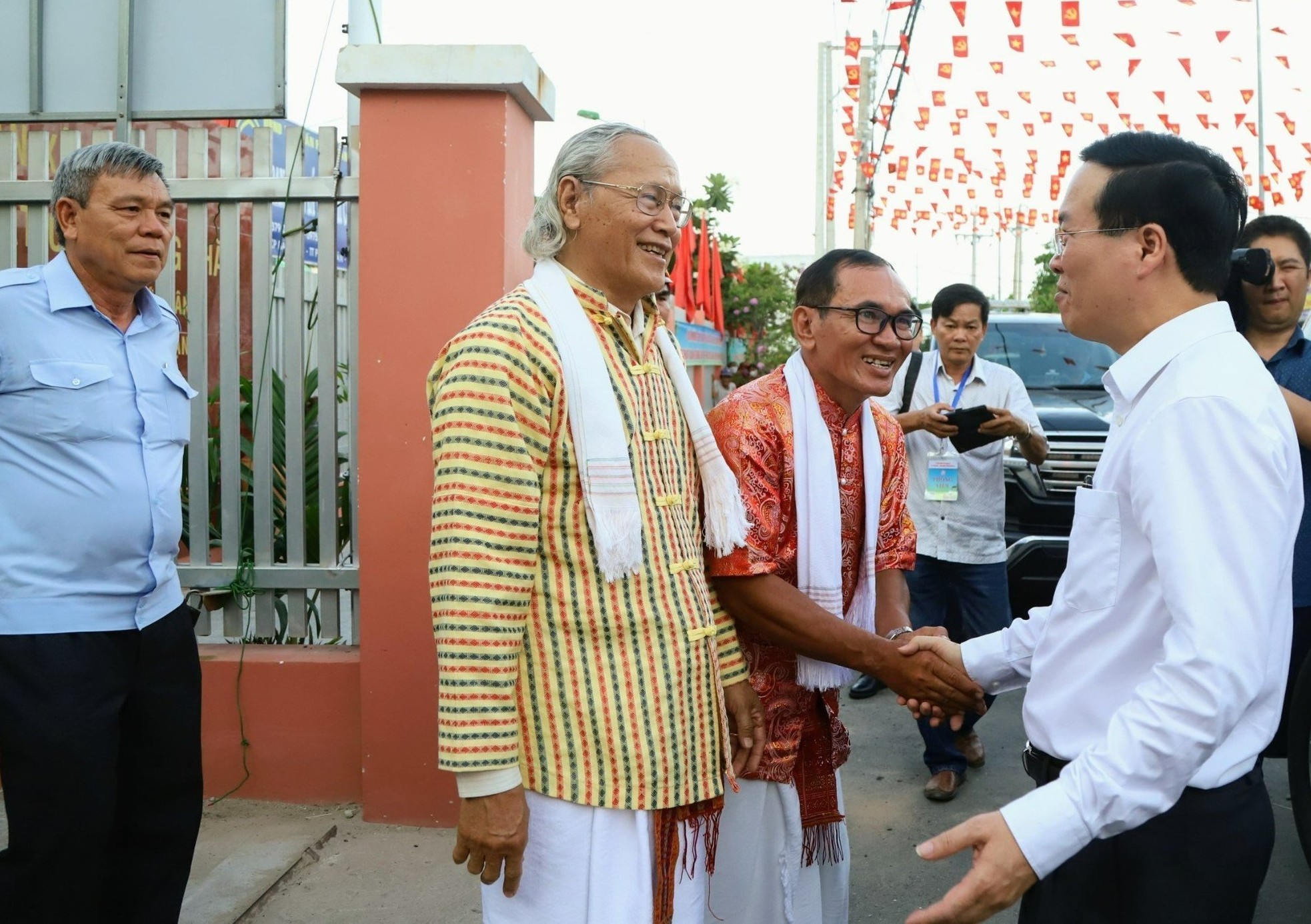 Chủ tịch nước V&otilde; Văn Thưởng thăm b&agrave; con l&agrave;ng gốm B&agrave;u Tr&uacute;c ảnh 2