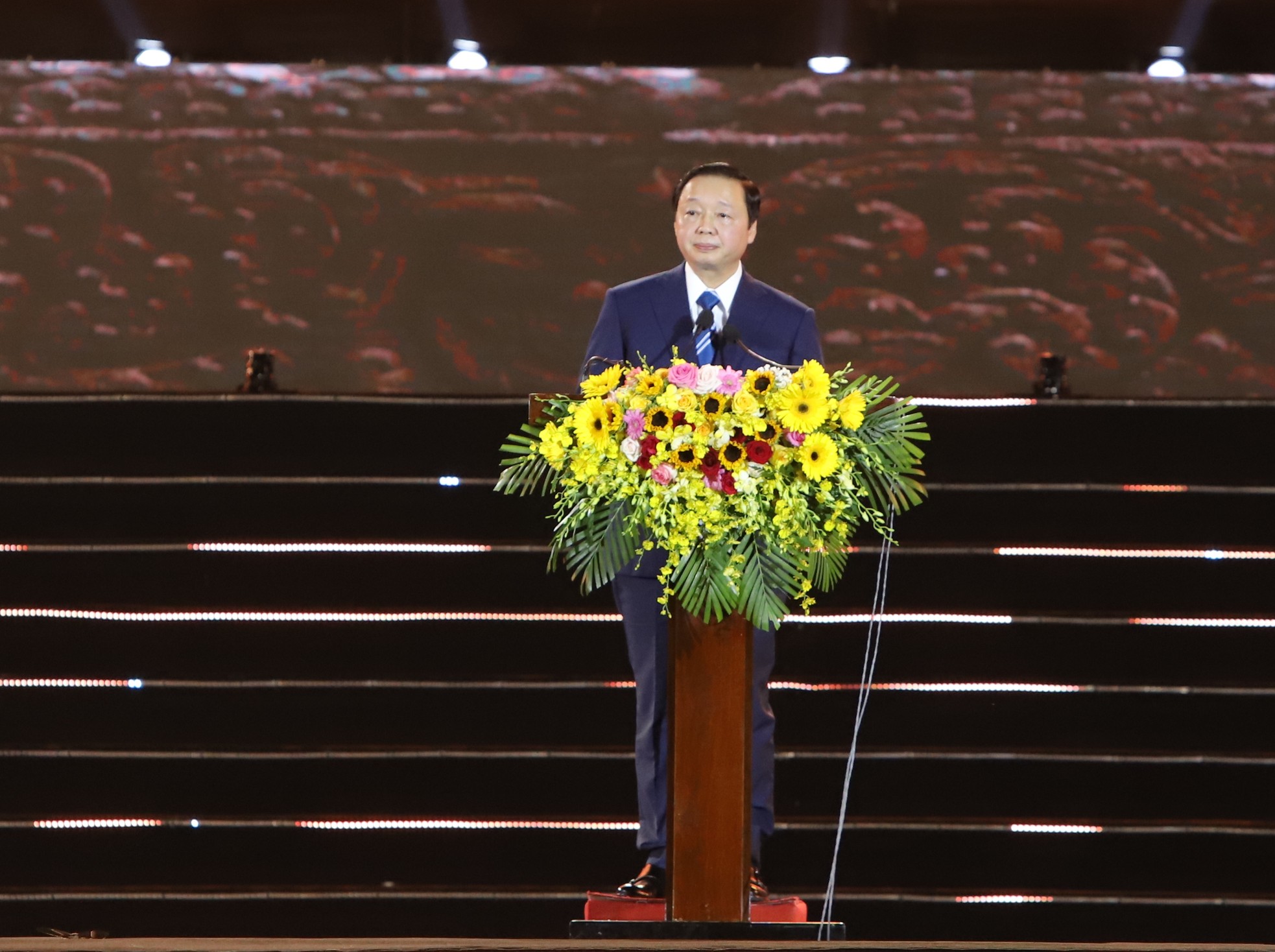 Chủ tịch nước V&otilde; Văn Thưởng thăm b&agrave; con l&agrave;ng gốm B&agrave;u Tr&uacute;c ảnh 5