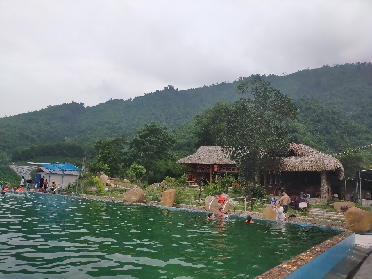 La Bằng homestay với dịch vụ ăn uống và bể bơi vô cực La Bằng homestay với dịch vụ ăn uống và bể bơi vô cực