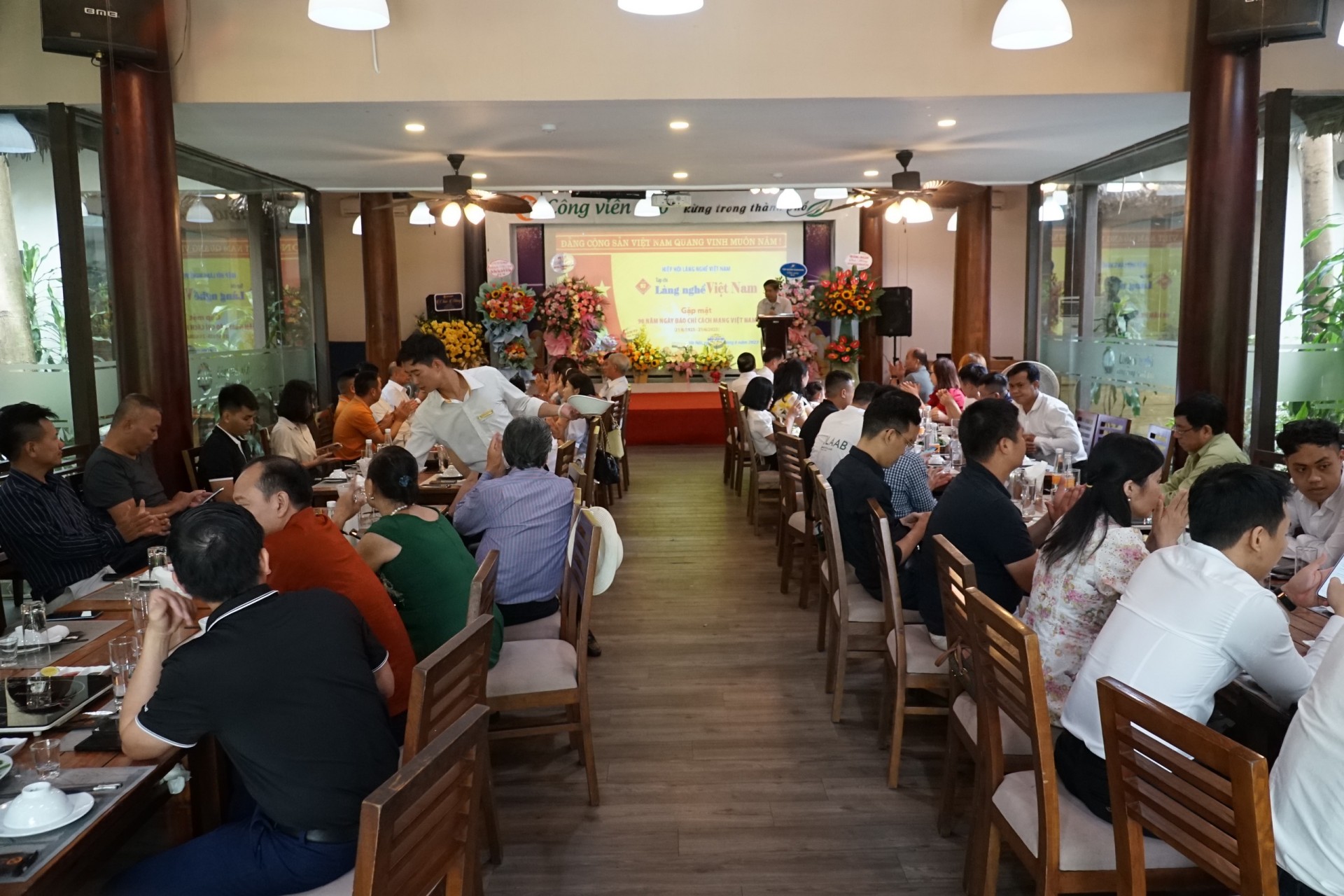 Các đại biểu, khách mời tham gia buổi gặp mặt. Các đại biểu, khách mời tham gia buổi gặp mặt.