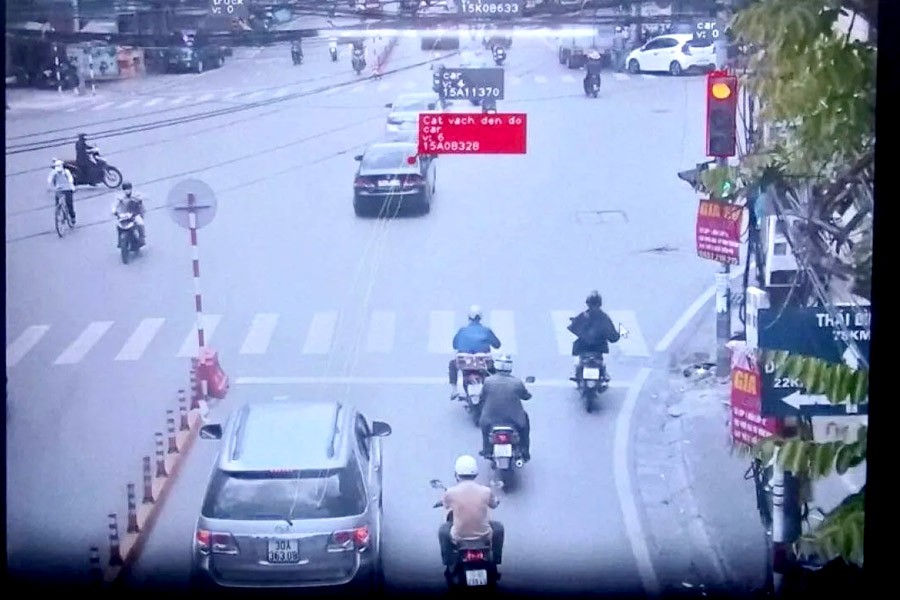 Xe ô tô đánh dấu vượt đèn đỏ được camera giám sát giao thông ghi lại Xe ô tô đánh dấu vượt đèn đỏ được camera giám sát giao thông ghi lại