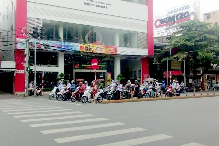 Người tham gia giao thông tại ngã tư Tô Hiệu-Trần Nguyên Hãn chấp hành nghiêm hiệu lệnh của đèn tín hiệu. Người tham gia giao thông tại ngã tư Tô Hiệu-Trần Nguyên Hãn chấp hành nghiêm hiệu lệnh của đèn tín hiệu.