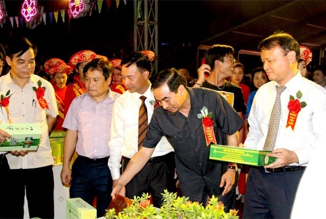 Lãnh đạo Bộ Công Thương, Lãnh đạo Cục Công Thương địa phương thăm gian hàng tại Hội chợ triển lãm sản phẩm CNNT cấp quốc gia Lãnh đạo Bộ Công Thương, Lãnh đạo Cục Công Thương địa phương thăm gian hàng tại Hội chợ triển lãm sản phẩm CNNT cấp quốc gia