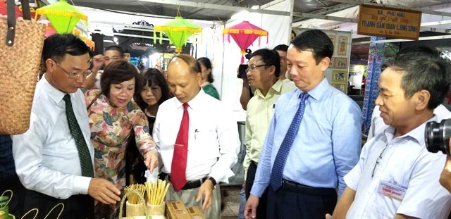 Cục trưởng Cục Công Thương địa phương Ngô Quang Trung (ngoài cùng bên trái) cùng lãnh đạo tỉnh Thừa Thiên Huế và các Sở, ban, ngành tham quan gian hàng Cỏ bàng xuất khẩu (huyện Phong Điền Cục trưởng Cục Công Thương địa phương Ngô Quang Trung (ngoài cùng bên trái) cùng lãnh đạo tỉnh Thừa Thiên Huế và các Sở, ban, ngành tham quan gian hàng Cỏ bàng xuất khẩu (huyện Phong Điền