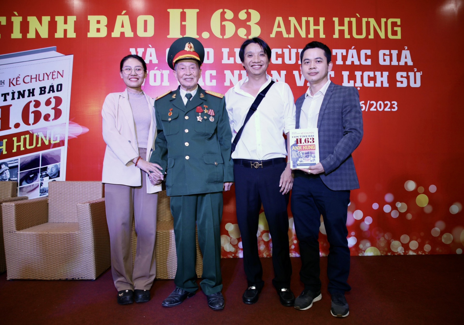 Ông Bùi Cao Hữu Hách, Nhà báo Phạm Anh Tuấn – Uỷ viên Ban biên tập Tạp chí Làng nghề Việt Nam, Đại tá Tư Cang và phóng viên Bảo Quỳnh (Từ phải sang) Ông Bùi Cao Hữu Hách, Nhà báo Phạm Anh Tuấn – Uỷ viên Ban biên tập Tạp chí Làng nghề Việt Nam, Đại tá Tư Cang và phóng viên Bảo Quỳnh (Từ phải sang)