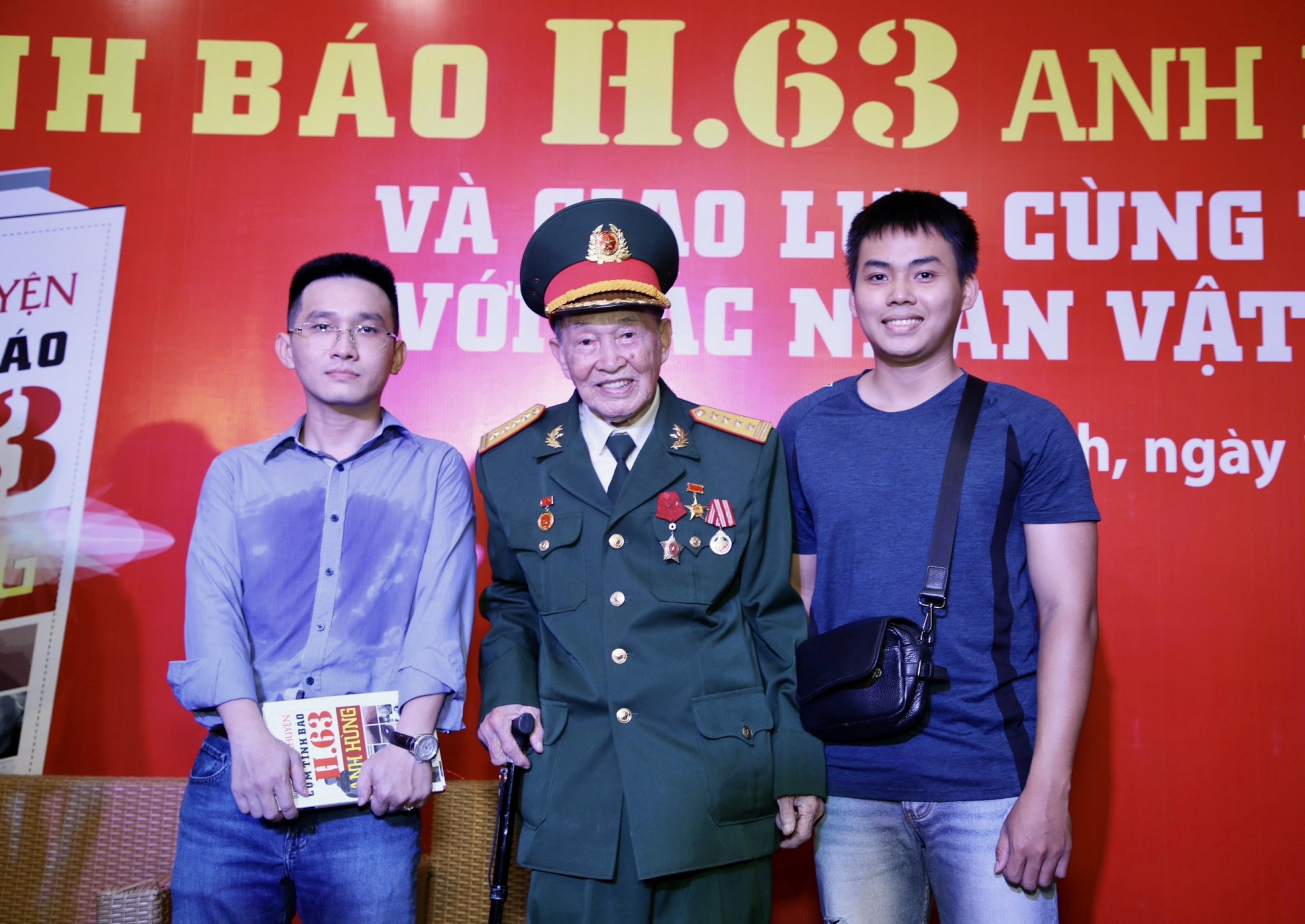 Phóng viên Cao Duy, Đại tá Tư Cang và phóng viên Phúc Bảo (Từ trái sang) Phóng viên Cao Duy, Đại tá Tư Cang và phóng viên Phúc Bảo (Từ trái sang)