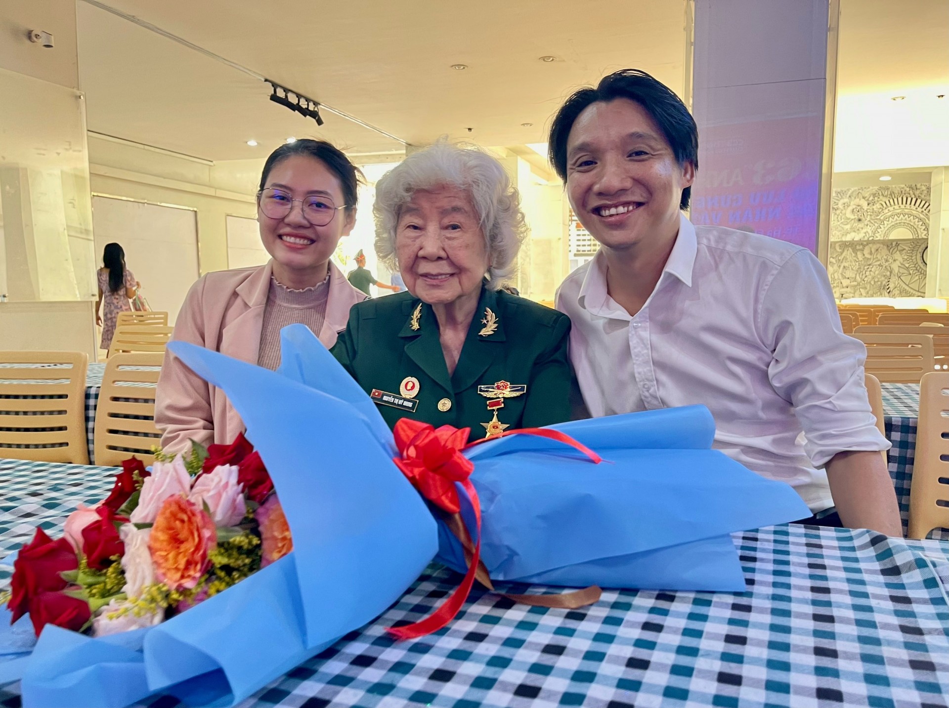 Nhà báo Phạm Anh Tuấn và phóng viên Bảo Quỳnh chụp ảnh kỷ niệm cùng nữ tình báo Tám Thảo Nhà báo Phạm Anh Tuấn và phóng viên Bảo Quỳnh chụp ảnh kỷ niệm cùng nữ tình báo Tám Thảo