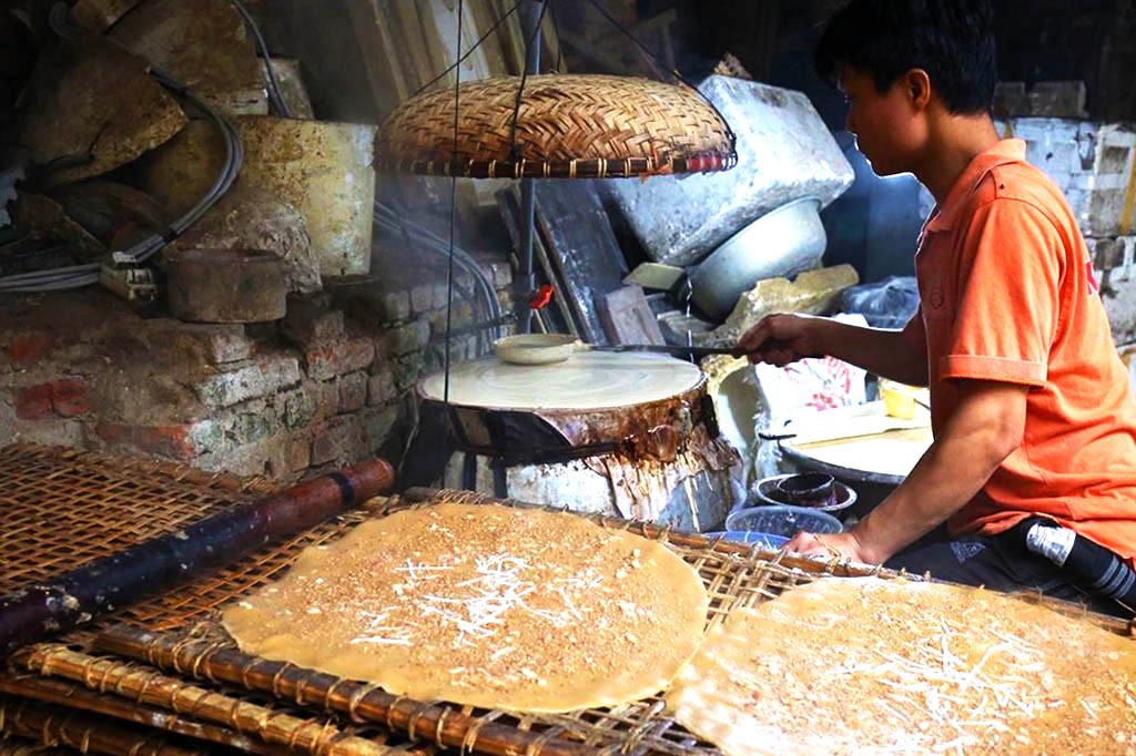 Công đoạn tráng bánh trong quy trình làm bánh đa làng Kế. Công đoạn tráng bánh trong quy trình làm bánh đa làng Kế.