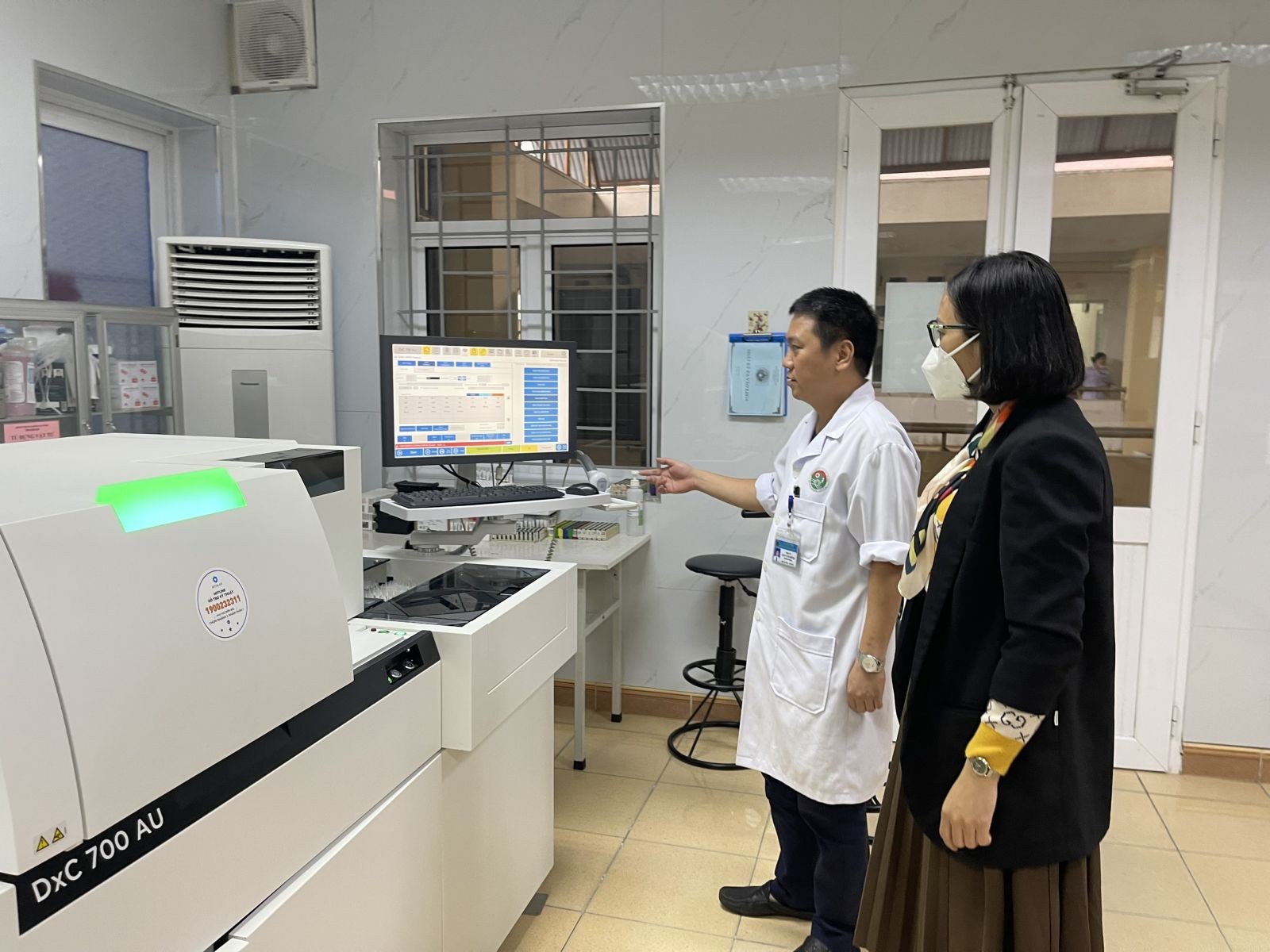 Cán bộ Sở Y tế kiểm tra hệ thống máy móc, thiết bị phục vụ việc chẩn đoán, điều trị. Cán bộ Sở Y tế kiểm tra hệ thống máy móc, thiết bị phục vụ việc chẩn đoán, điều trị.