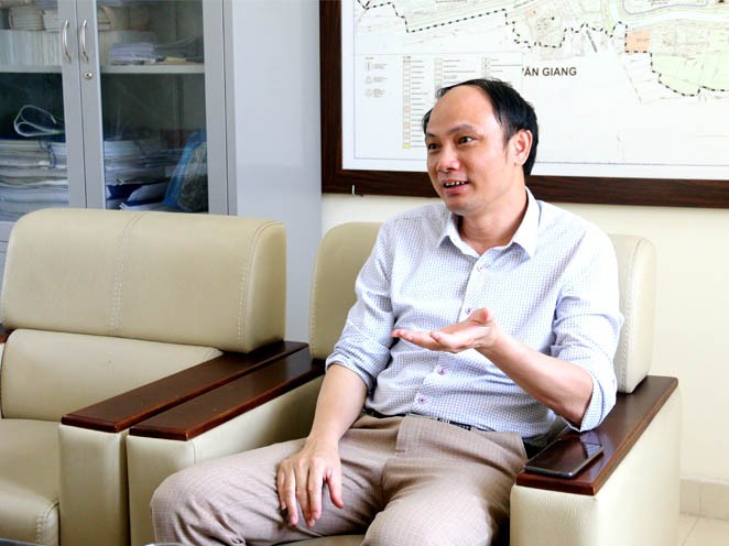 Chủ tịch UBND xã Kiêu Kỵ ông Đinh Văn Giảng đang chia sẻ với PV Tạp chí Làng Nghề Việt Nam về nghề giát vàng Kiêu Kỵ Chủ tịch UBND xã Kiêu Kỵ ông Đinh Văn Giảng đang chia sẻ với PV Tạp chí Làng Nghề Việt Nam về nghề giát vàng Kiêu Kỵ