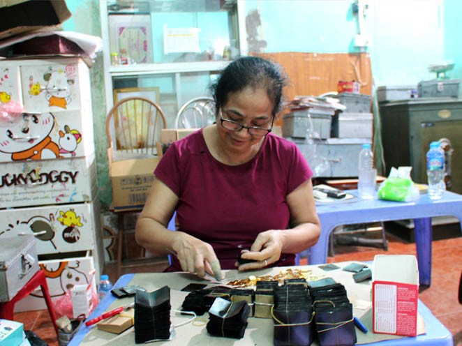 Các công đoạn xếp vàng chuẩn bị cho khâu đập điệp và làm quỳ cũ đòi hỏi sự kiên trì và tỉ mỉ cao. Các công đoạn xếp vàng chuẩn bị cho khâu đập điệp và làm quỳ cũ đòi hỏi sự kiên trì và tỉ mỉ cao.