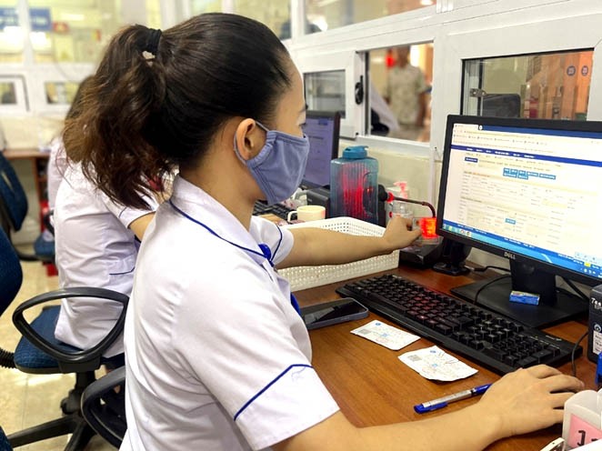 100% cơ sở khám, chữa bệnh ở Hà Tĩnh triển khai khám chữa bệnh BHYT bằng thẻ căn cước công dân có gắn chip. 100% cơ sở khám, chữa bệnh ở Hà Tĩnh triển khai khám chữa bệnh BHYT bằng thẻ căn cước công dân có gắn chip.